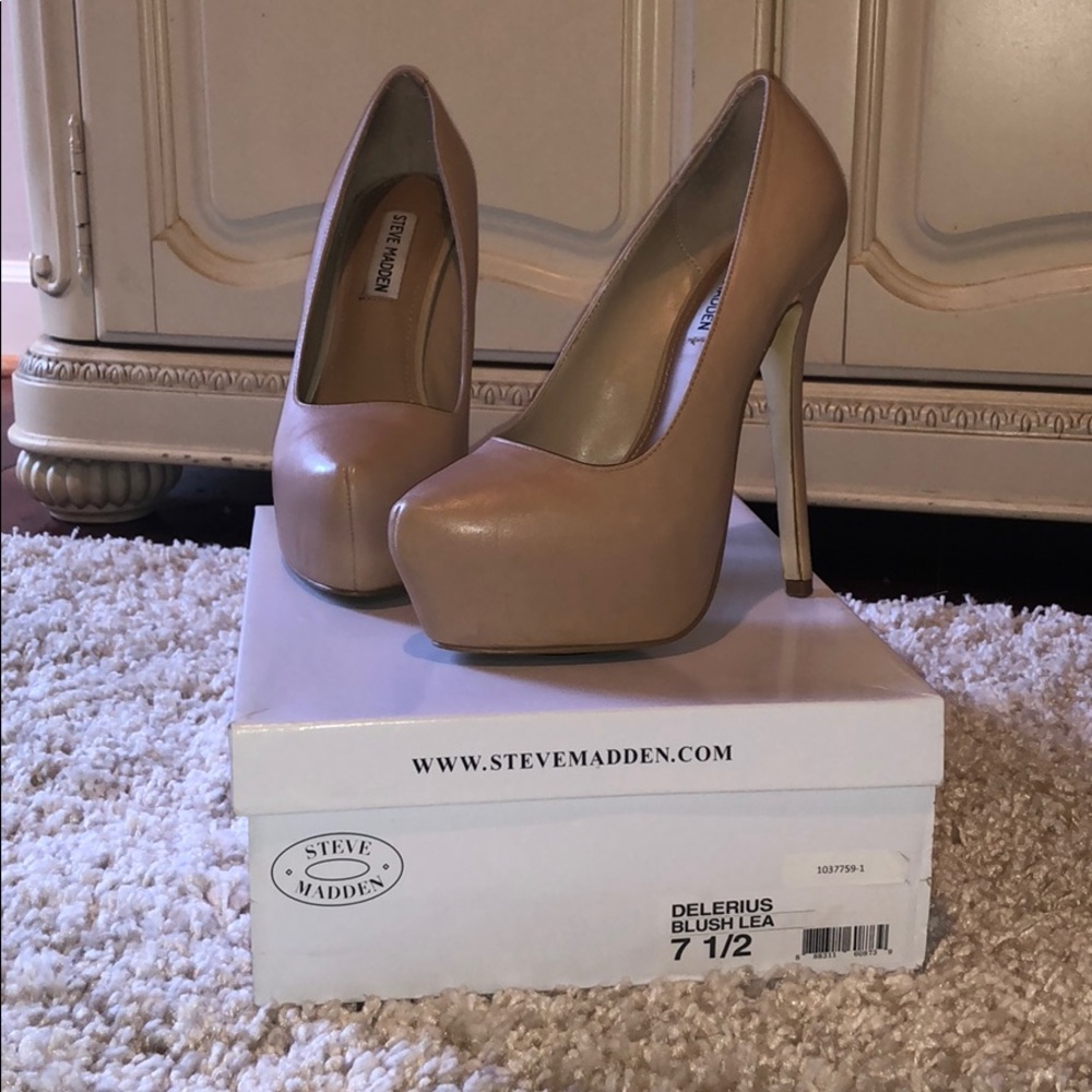 Size 7.5 Steve Madden Delerius nude pumps